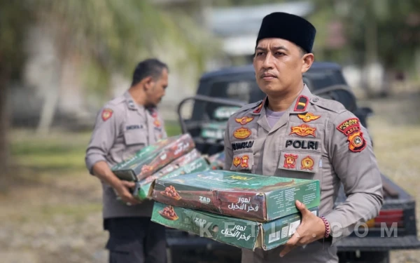Bereh! Baru Menjabat Kapolsubsektor Jeumpa, Ipda Prawiro Dj Bagikan Kurma Gratis