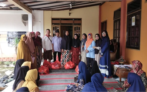 Thumbnail Berita - Berbagi Kebahagiaan Ramadan, Majelis Taklim Fina Qalbi Khairina dan Baznas Bontang Bagikan Paket Sembako di Loktuan