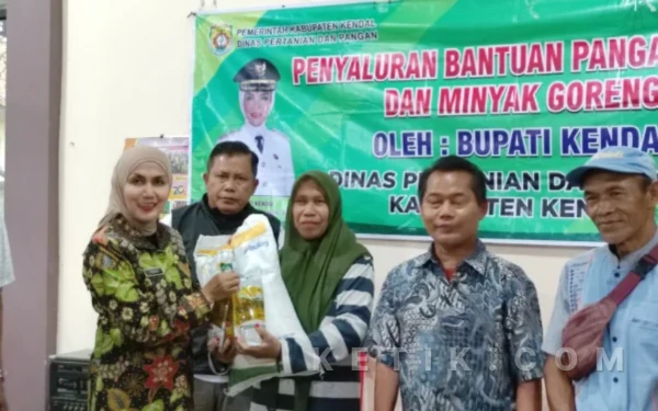 Ringankan Beban Warga Jelang Hari Raya, Bupati Kendal Serahkan Bantuan Pangan di Limbangan