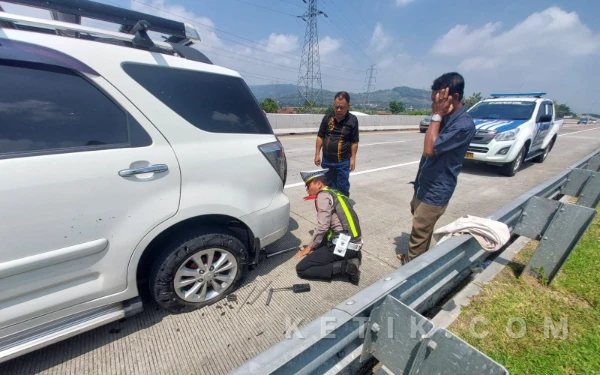 Cegah Kecelakaan di Tol, Polisi Kendal Gercep Bantu Pemudik Alami Pecah Ban