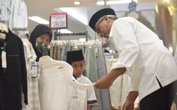 OASE Hadirkan Kebahagiaan, Gus Qowim dan Ning Faiq Dampingi 43 Anak Yatim Belanja Kebutuhan Idulfitri