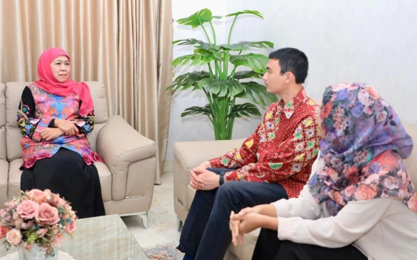 Gubernur Khofifah Sambut Kepulangan Dua Mahasiswa Jatim yang Dievakuasi dari Iran