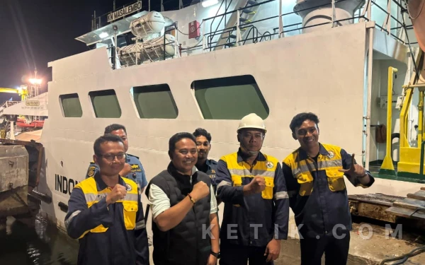 Urai Kepadatan Penumpang, Kepala KSOP Kelas IV Panarukan Datangkan KN Masalembu di Pelabuhan Jangkar Situbondo