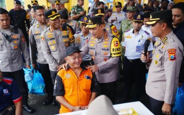 Kapolri Tinjau Terminal Purabaya, Lihat Langsung Proses Ramp Check dan Cek Kesehatan Sopir Bus