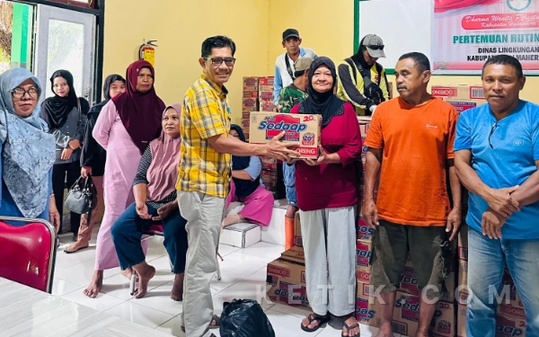 Samsu Abubakar Serahkan 316 THR untuk Petugas Kebersihan