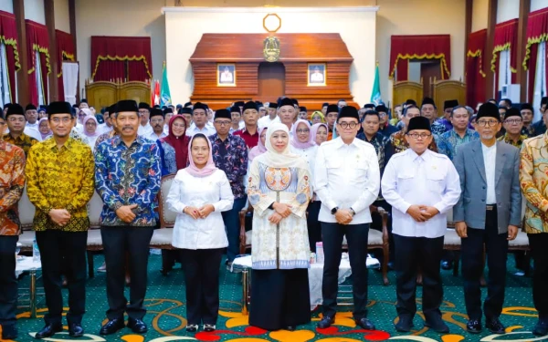 Thumbnail Berita - Perkuat Ekonomi Kerakyatan di Daerah, Gubernur Khofifah Lantik Pengurus Dekopinwil Jatim 2025–2030