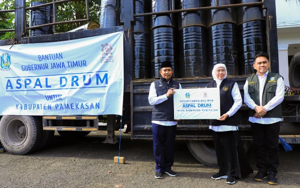 Kolaborasi Bangun Insfrastruktur! Gubernur Khofifah Salurkan 9.300 Drum Aspal Perbaikan Jalan Kabupaten dan Desa