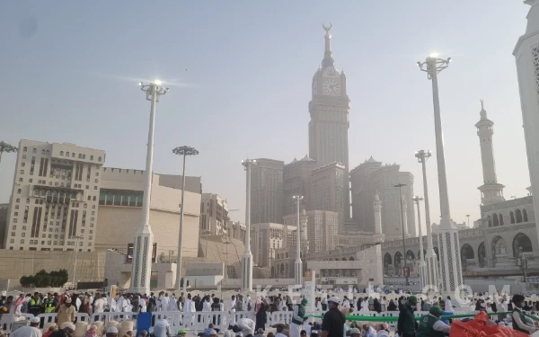 Thumbnail Berita - Teka-teki Imam Idulfitri 1447 H di Masjidil Haram, Belum Ada Pengumuman Resmi
