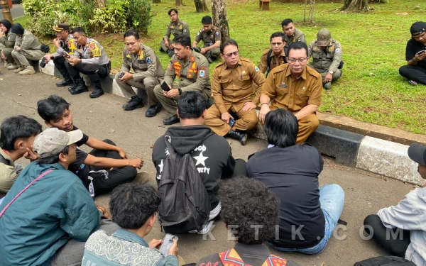 Sekda Lebak Temui Massa Aksi Mahasiswa di Depan Kantor Bupati, Dengarkan Berbagai Tuntutan