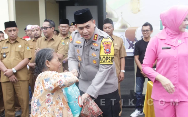 Polres Bondowoso dan PKDI Turun ke Jalan, Bagi Takjil untuk Ojol dan Warga Jelang Berbuka