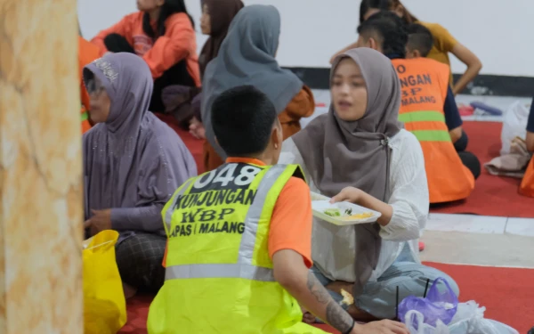 Thumbnail Berita - Hangatnya Bukber di Lapas Malang, WBP Lepas Rindu Santap Masakan Rumah