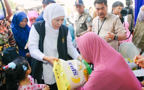 Gubernur Khofifah Puluhan Kali Gelar Pasar Murah di Jatim,  Senangnya Warga Bisa Beli Sembako Murah Jelang Idulfitri