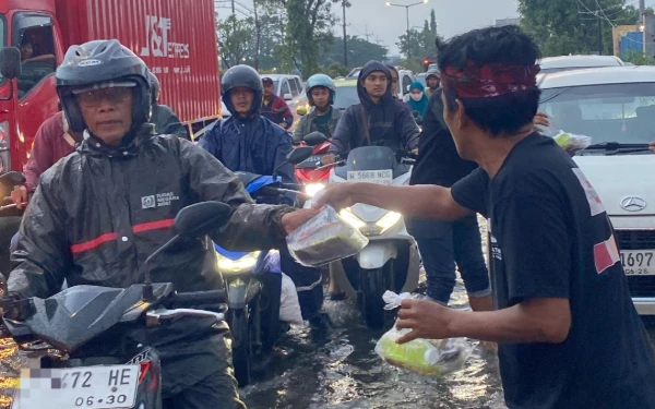 MAKI Jatim Bagikan 1.000 Paket Takjil untuk Pengendara di Juanda