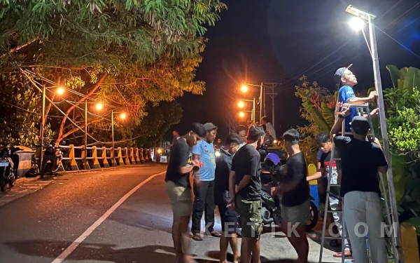 Layak Dicontoh! Pemuda Comjet Gotong Royong Pasang Penerangan di Jembatan Desa Mandaong Demi Keamanan