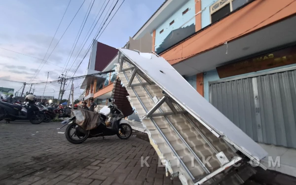 Tak Ada Angin atau Hujan Kanopi Pasar Ploso Jombang Ambruk, Proyek Rp3,9 Miliar Disorot