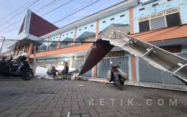 WADUH! Atap Teras Pasar Ploso Jombang Ambruk, DPRD Pertanyakan Akuntabilitas Anggaran Rp3,9 M