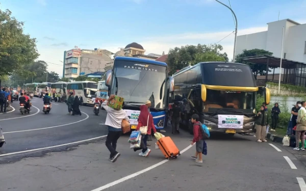 BERANGKAT! Mudik Gratis PWNU Jatim, 15 Bus Antarkan Ribuan Pemudik ke Kampung Halaman