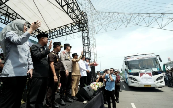 Thumbnail Berita - Gubernur Sulsel Lepas Peserta Mudik Gratis, Tekan Kepadatan Lalu Lintas Jelang Idulfitri 2026