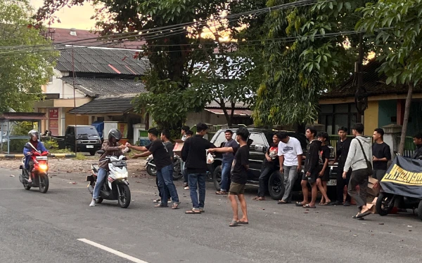 Patihan Gaya Bebas Bagikan 300 Takjil di Madiun, Tebar Kepedulian di Penghujung Ramadan