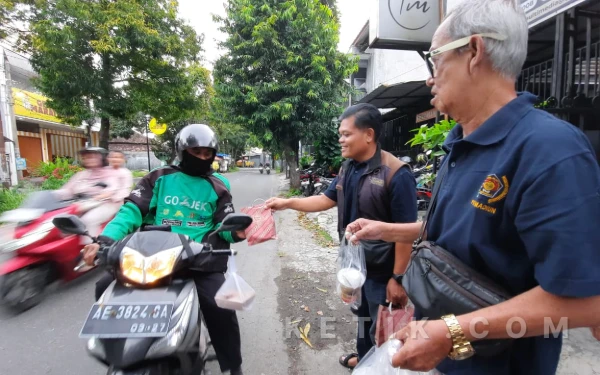 Solidaritas Wartawan Menguat, PWI Madiun Raya Gelar Bagi Takjil dan Bingkisan Lebaran