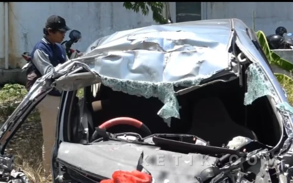 Tragedi Arus Mudik di Tol Pejagan-Pemalang: Mobil Ringsek Tabrak Bus, Satu Keluarga Tewas