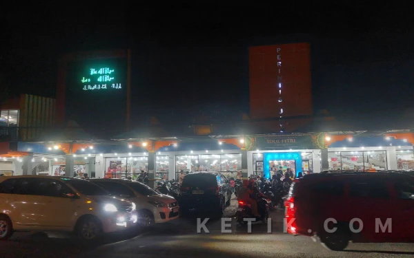 Malam Jelang Idulfitri, Ribuan Warga Padati Pusat Perbelanjaan di Sampang Kota