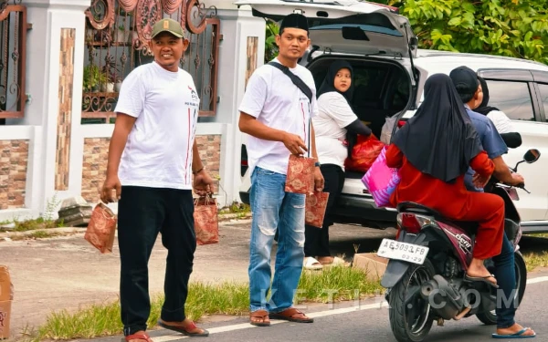 Ramadan Penuh Berkah, DPD PSI Kabupaten Madiun Tebar 1.000 Takjil Untuk Masyarakat