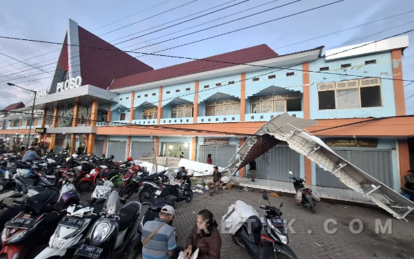 Kanopi Pasar Ploso Jombang Ambruk, Dugaan Markup dan Permainan Spek Menguat