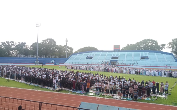 Thumbnail Berita - [FOTO] Ribuan Jemaah Muhammadiyah Padati Stadion Gajayana Kota Malang untuk Salat Idulfitri 1447 H