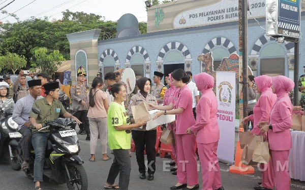 Polres Blitar Tebar Takjil di Kanigoro, Hangatkan Ramadan dengan Aksi Nyata di Jalanan
