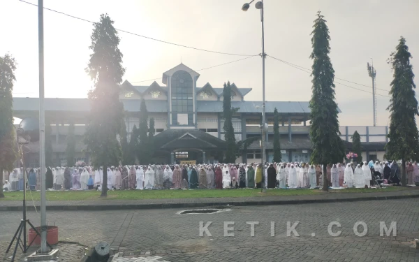 Lautan Jemaah Muhammadiyah Kendal Padati Stadion Kebondalem, Serukan Persatuan di Hari Kemenangan