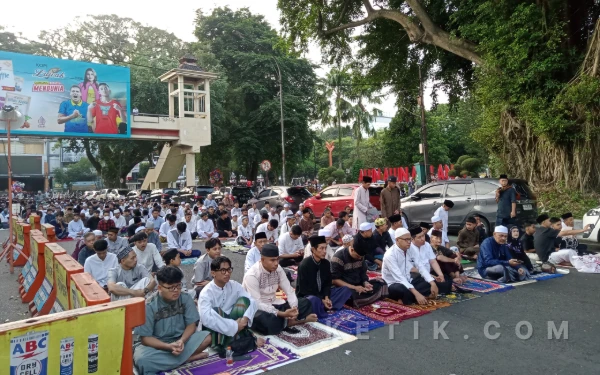 [FOTO] Lautan Jemaah Sambut Hari Kemenangan, Salat Idulfitri di Masjid Agung Jami' Kota Malang Berlangsung Khidmat