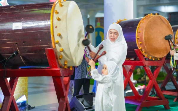 Bersama 5.000 Warga Jatim, Gubernur Khofifah Tabuh Bedug di Masjid Al Akbar Surabaya