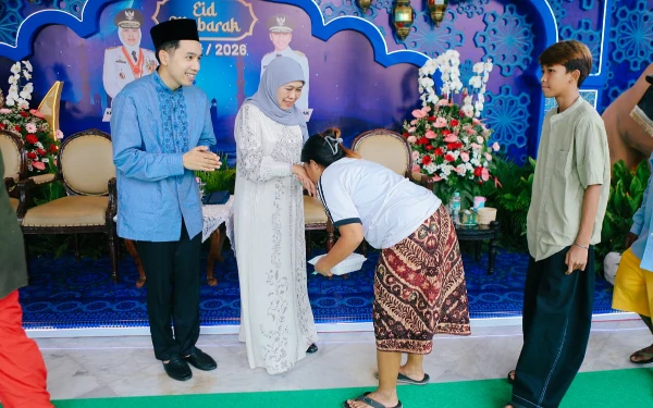 Berkah Idulfitri 1447 H! Bahagianya Warga Bersalaman dengan Gubernur Khofifah, Pulang Bawa Sembako