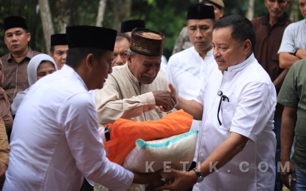 Tangis Haru Pecah di Hari Raya, Ali Akbar Tak Kuasa Rumahnya Dikunjungi Bupati TRK