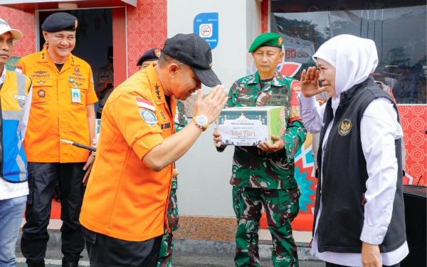 Pastikan Kesiapsiagaan Lebaran, Gubernur Khofifah Bareng Kepala BASARNAS Tinjau Posko Tanjung Perak