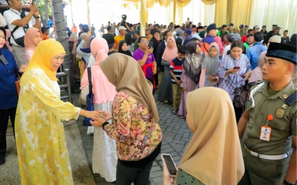 Hari Kedua Lebaran, Warga Padati Kediaman Gubernur Khofifah di Jemursari
