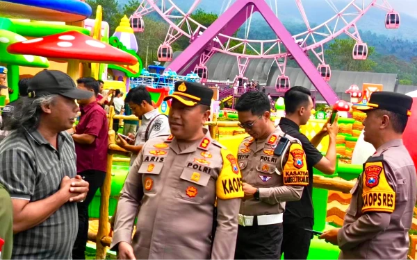 Thumbnail Berita - Kapolres Batu Turun Langsung Pantau Objek Wisata, Pastikan Keamanan dan Arus Lalin Lancar
