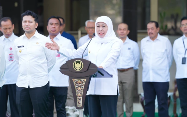 Khofifah Pimpin Apel ASN Pasca Libur Lebaran, Tekankan Pelayanan Harus Maksimal Meski WFH