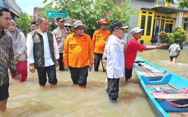 Hari Pertama Kerja, Kalaksa BPBD Jatim Tinjau Banjir dan Bagikan Bantuan di Pasuruan