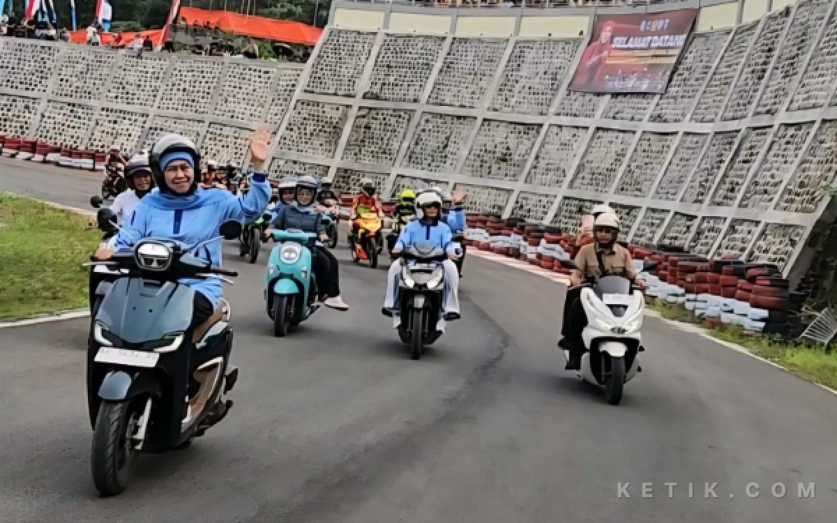 Jajal Sirkuit Suryo! Gubernur Khofifah Kendarai Sepeda Motor Keliling Lintasan Sapa Ribuan Penonton