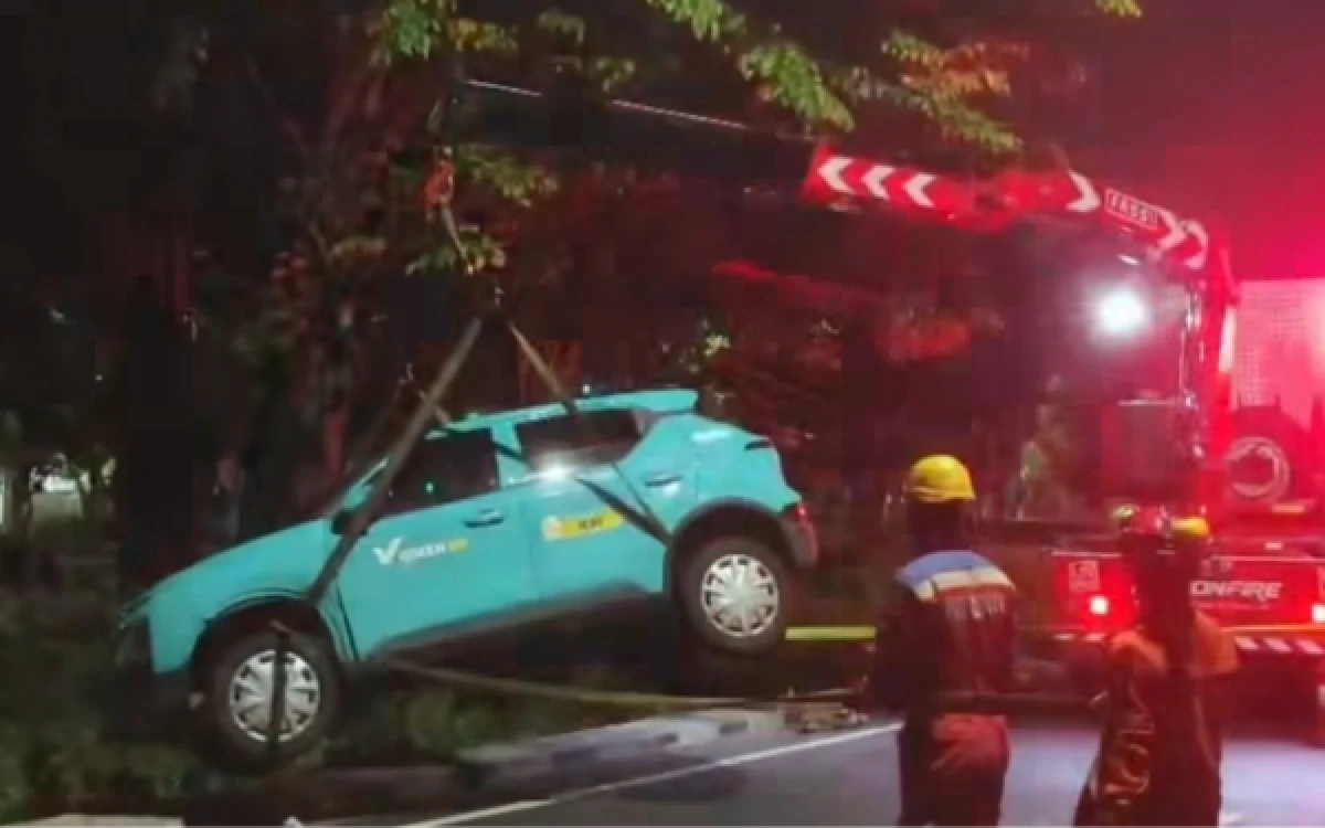 Mobil Terperosok ke Selokan di Jalan Gadung, Tim Call 112 Lakukan Evakuasi
