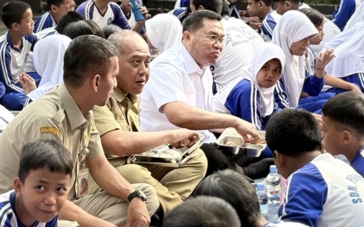 Wakil Kepala BGN Duduk Bareng Siswa SDN 01 Menteng, Cicipi Menu Siap Santap MBG
