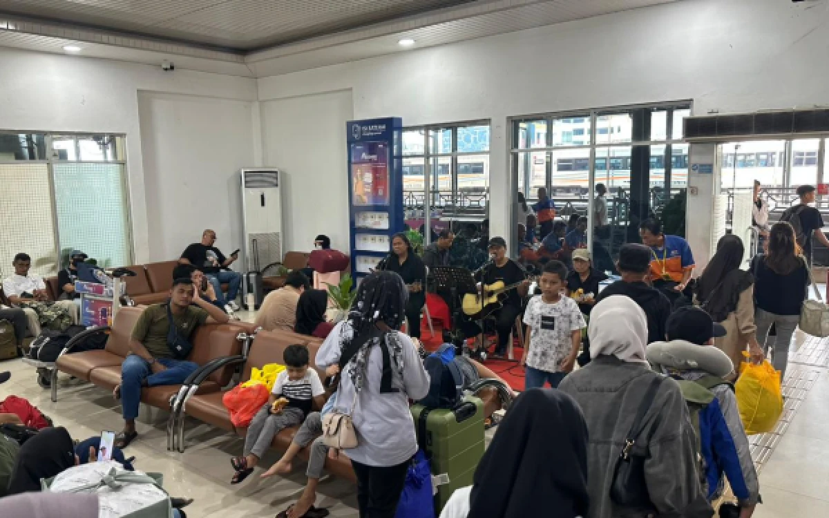 Angkutan Lebaran 2026, Puluhan Ribu Penumpang Masih Terlihat Padat di Stasiun Daop 8 Surabaya