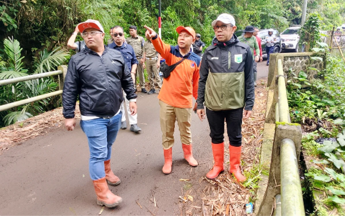 Susur Sungai Usai Banjir Bumiaji, Wali Kota Batu Cak Nur Temukan Pemicu di Kawasan Hulu