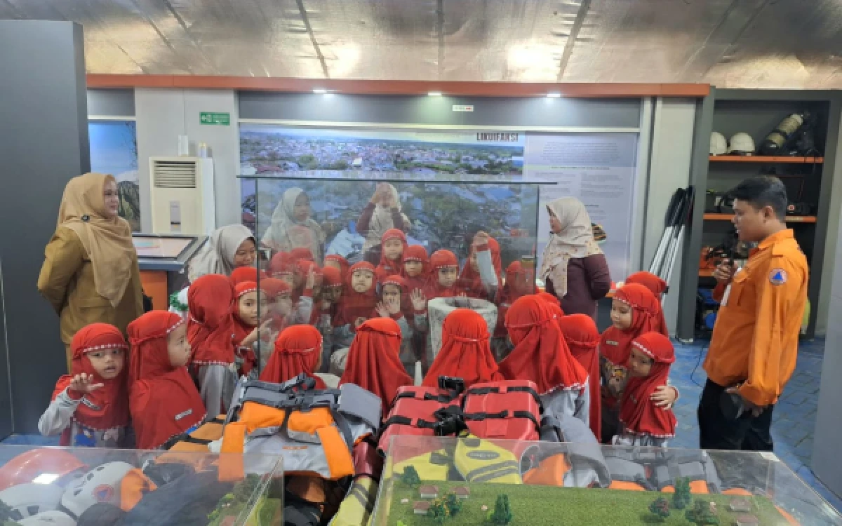 Thumbnail Berita - Tingkatkan Literasi Kebencanaan Sejak Dini, Kunjungan Edukasi di Tenpina BPBD Jatim Kembali Semarak Usai Lebaran