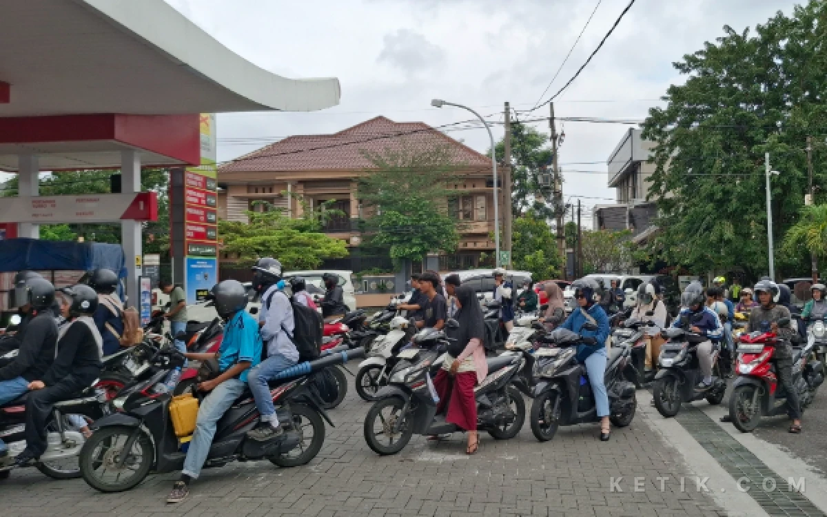 Termakan Isu Kenaikan BBM! Antrean Kendaraan Mengular di Sejumlah SPBU di Surabaya