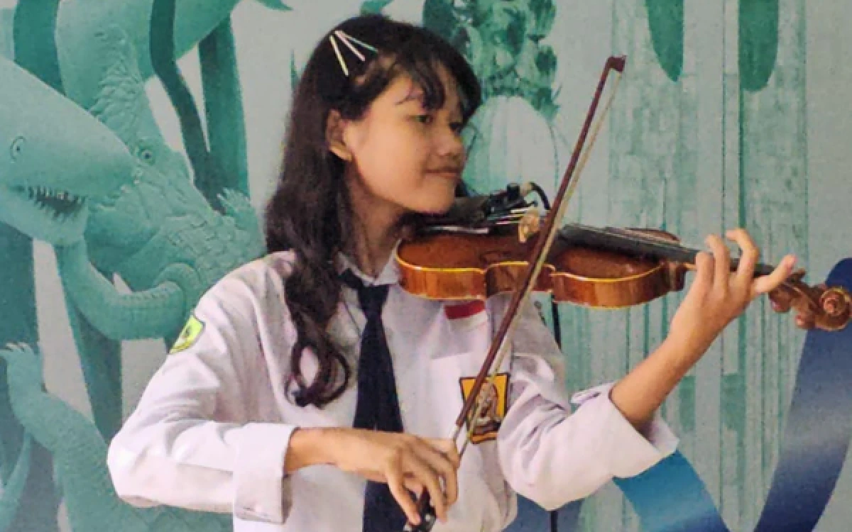 Memukau! Gesekan Biola Sinta Bella Siswi SMPN 4 Sidoarjo Curi Perhatian di HUT Radar Surabaya