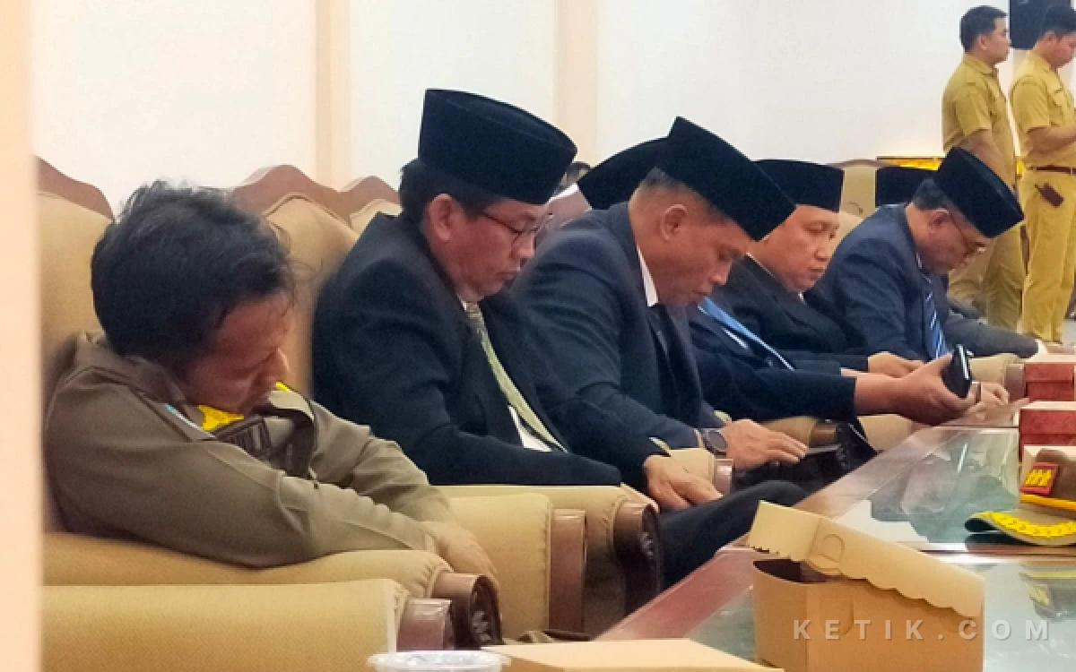 Dihadiri Wabup, Penegak Perda Tertidur saat Sidang Paripurna DPRD Sampang