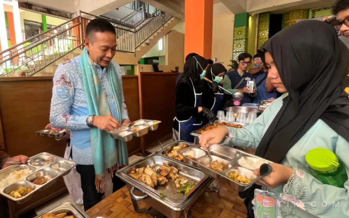 Perdana! Wahyu Hidayat Tinjau MBG Prasmanan di MIN 2 Kota Malang